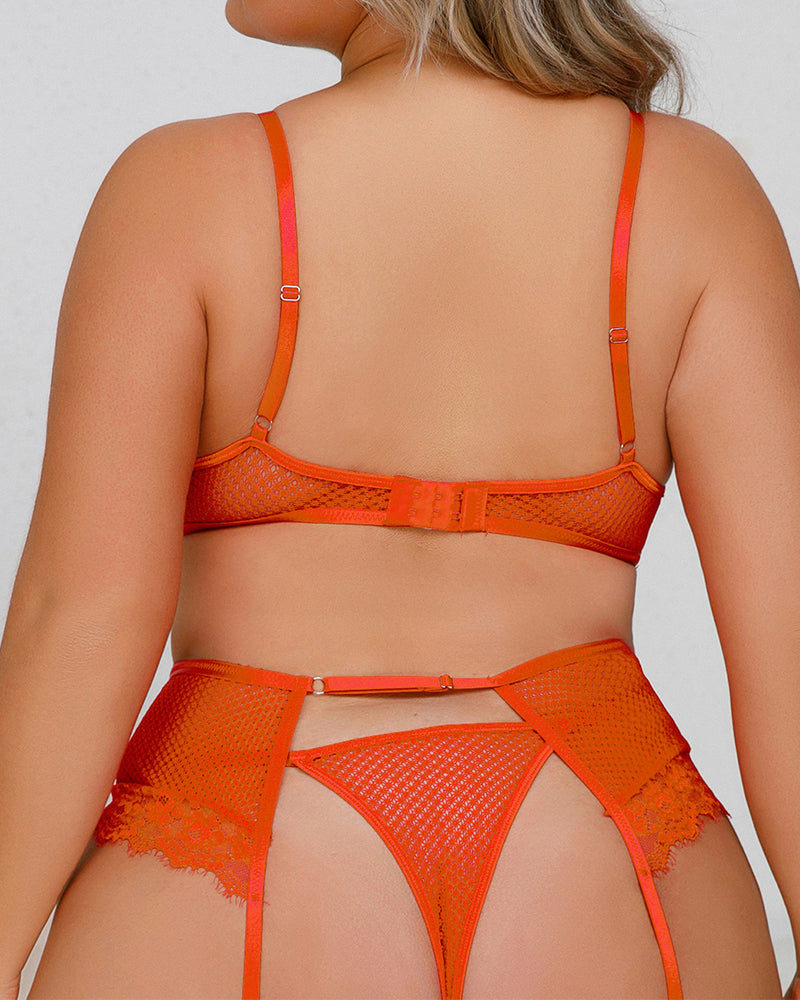 Plus Size Fishnet Lace Underwire 4-Piece Set – Bold & Sexy Nightwear